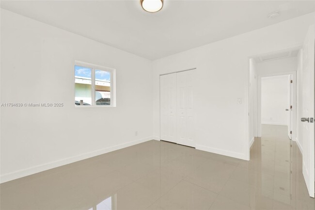 Building Photo - 6450 SW 28th St
