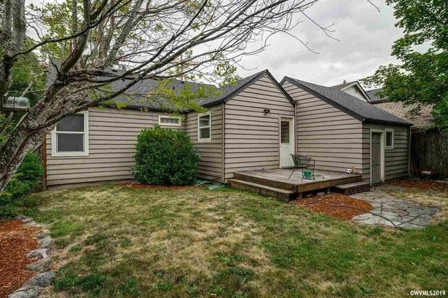 Building Photo - Furnished 2 bedroom 1 bath cottage with landscape included and split mini ducts