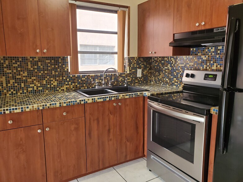 Building Photo - 1451 W 43rd Pl
