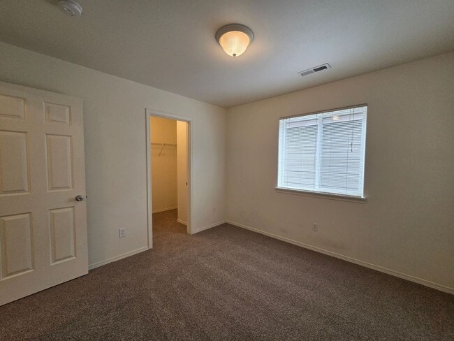 Building Photo - 3 Bed/2.5 Bath Single Family Home in River Canyon Estates - BRAND NEW CARPET