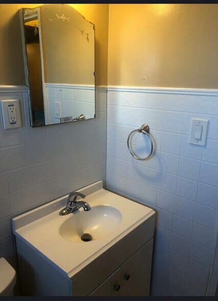 Building Photo - 16494 E 8 Mile Rd