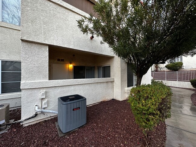 Building Photo - Henderson First Floor Condo - In Gated Community With Pool.
