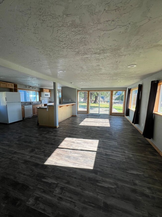 Building Photo - Peaceful Country Home with Patio & Detached Garage