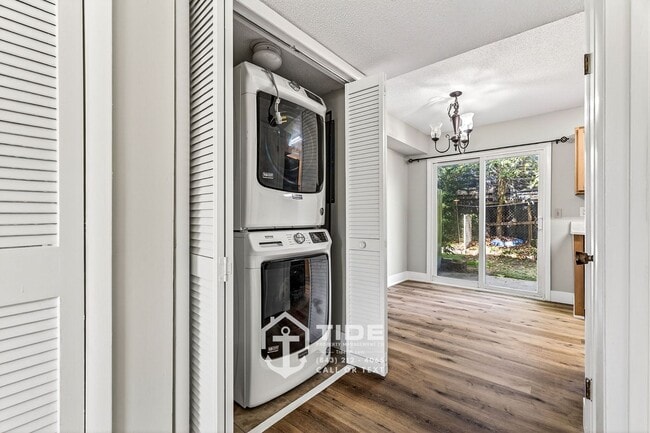 Building Photo - Coastal Convenience on James Island!