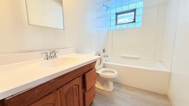 Building Photo - 15020 Woodlawn Ave