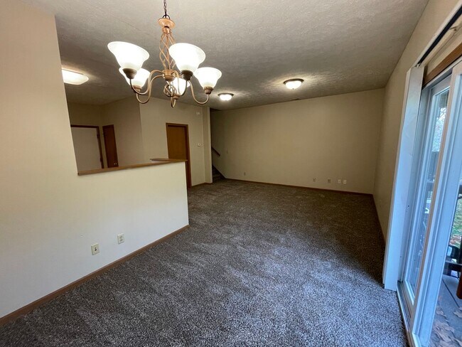 Building Photo - 3 Bedroom 3.5 Bath Townhouse
