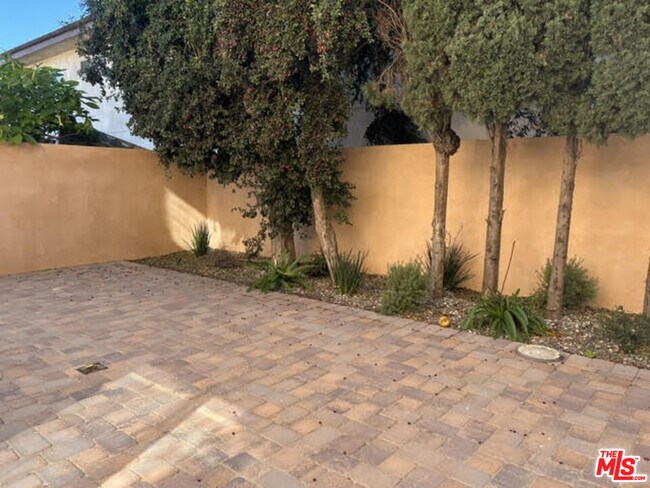 Building Photo - 334 Stepney St