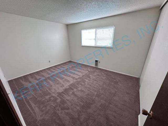Building Photo - Charming 2-Bed Retreat on SE Steele St., Cozy Comfort in 794 Sq Ft!