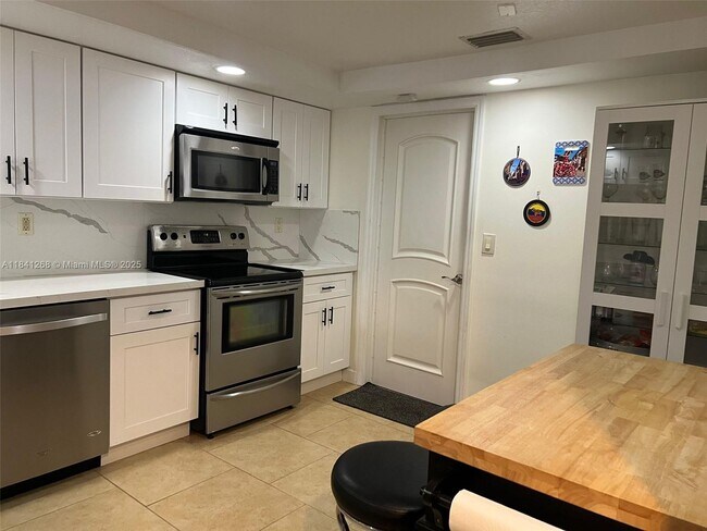 Building Photo - 9894 Fairway Cove Ln