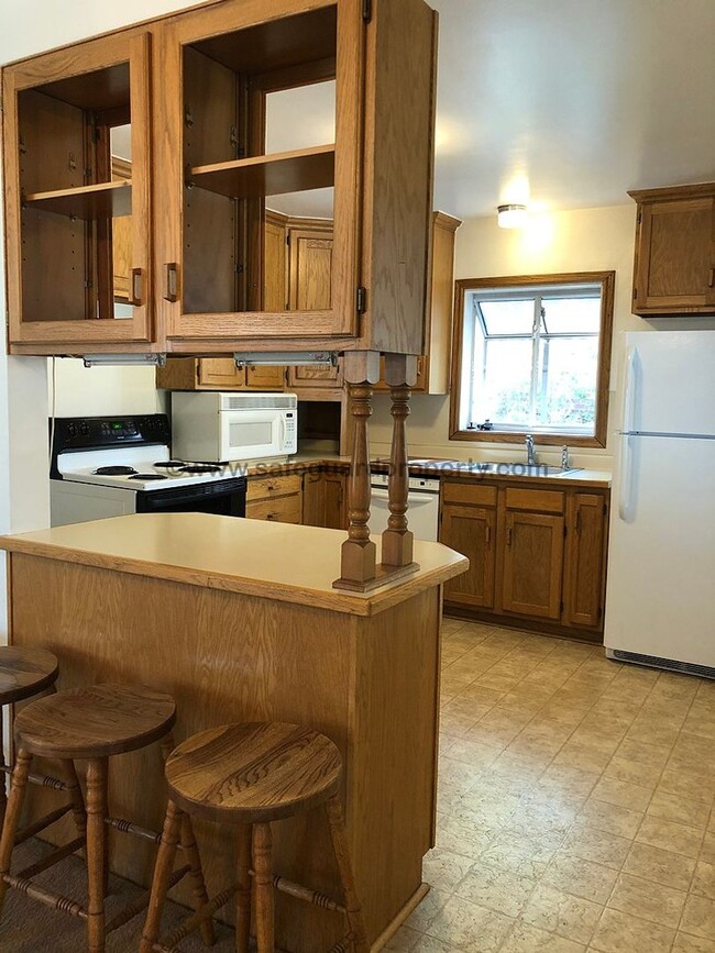 Building Photo - Great 3 Bedroom Duplex