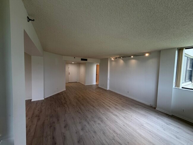 Building Photo - 6463 La Costa Dr