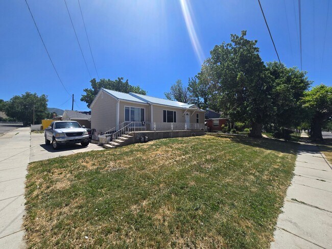 Building Photo - 509 W 200 S