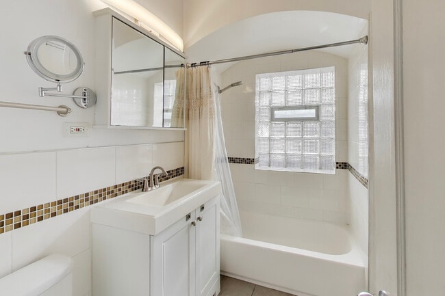 Building Photo - 620 Elgin Ave