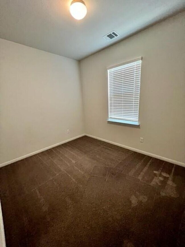 Building Photo - Beautiful Free standing Single Story Sorrento Condominium Home 3-2 with 2 car Garage / Pflugerville
