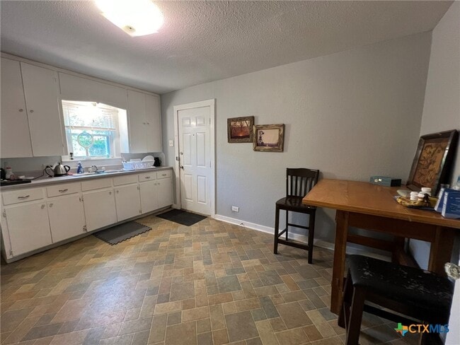 Building Photo - 859 Oasis St