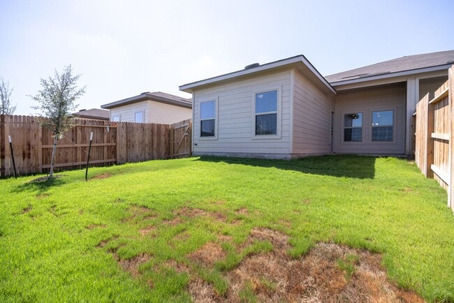 Building Photo - GORGEOUS 3 BEDROOM DUPLEX LOCATED IN CONVERSE, TX!