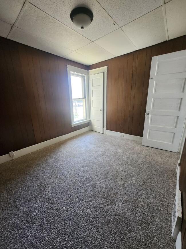 Building Photo - Lower 3 bedroom unit
