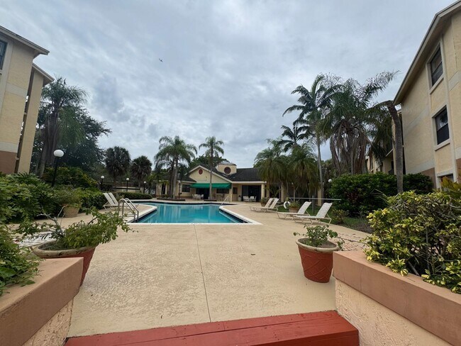 Building Photo - 9999 Summerbreeze Dr