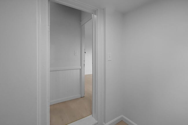 Building Photo - 6 Coffin Ave Ct