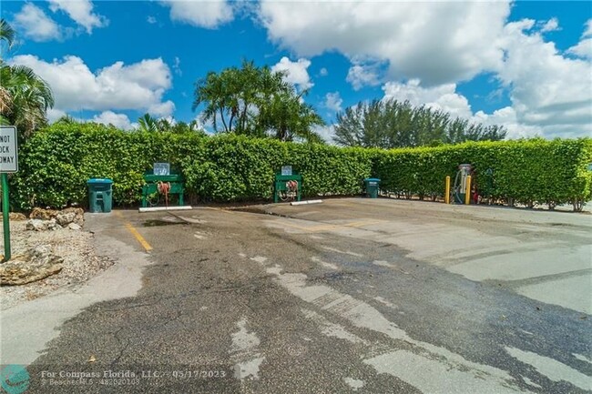Building Photo - 9220 S Hollybrook Lake Dr
