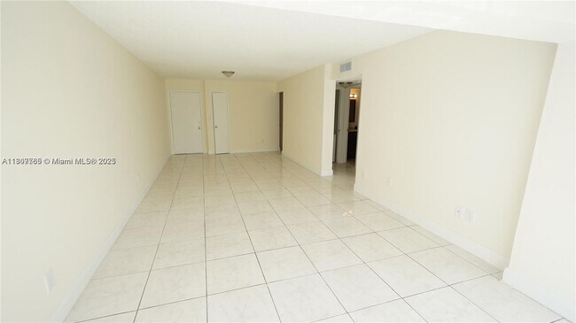 Building Photo - 9180 Fontainebleau Blvd