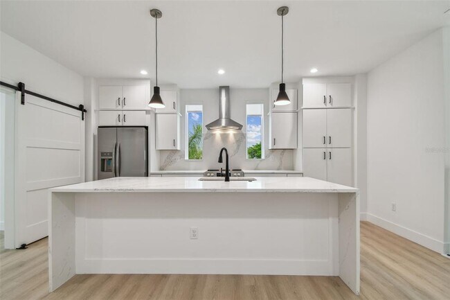 Building Photo - 3826 Pompano Dr SE