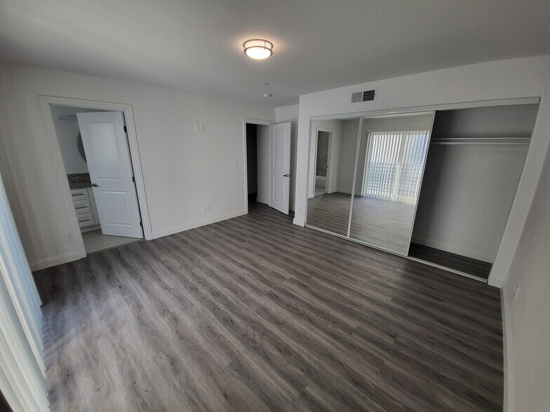 Building Photo - 14614 Vanowen St