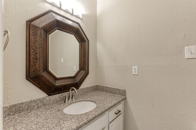 Building Photo - Great house in great neighborhood