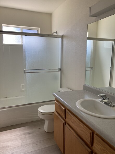 Full bath 2nd level - 896 Front St