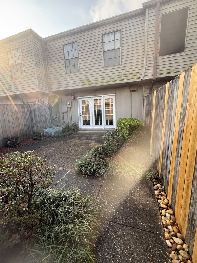 Building Photo - Beautiful 2 Bedroom Townhome off Jefferson