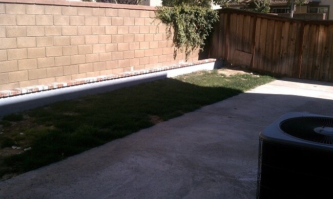 Building Photo - Nice 4 Bed 2.5 Bath home in Riverside! New Appliances! Call Today!