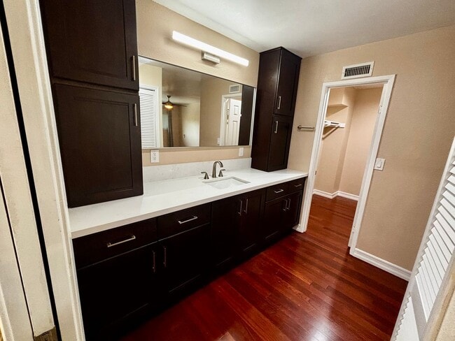 Building Photo - Updated and Spacious 2 bed 1.5 bath