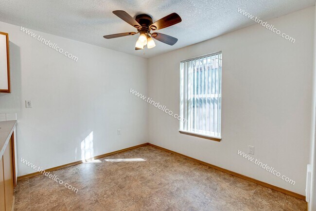 Building Photo - Spacious Pet-Friendly Ground Level Unit w/ Parking Included!