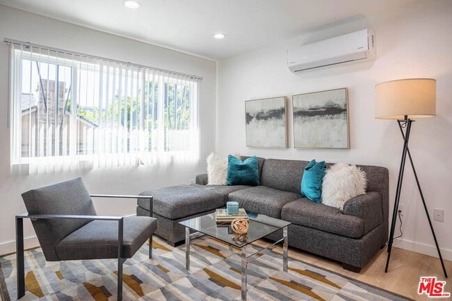 Building Photo - 6244 De Longpre Ave