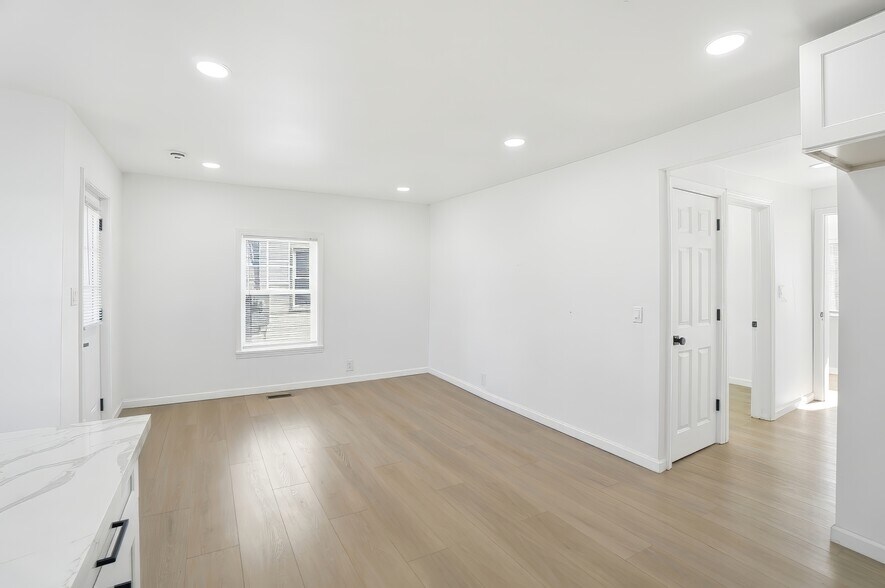 Building Photo - 149 W Lane Ave