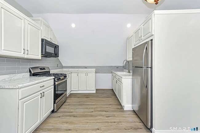 Building Photo - 463 Wilmot Ave