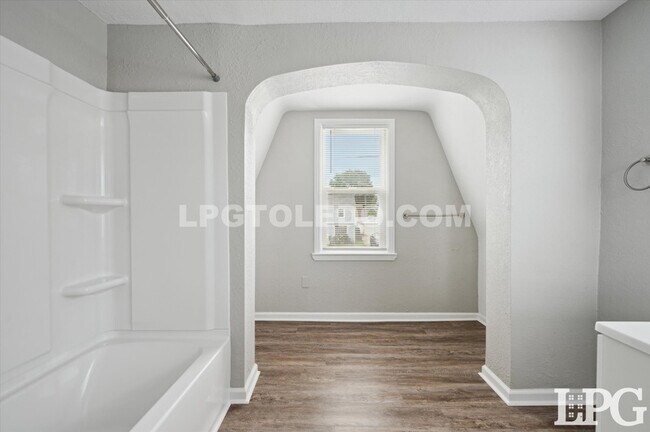 Building Photo - 928 W Gramercy Ave