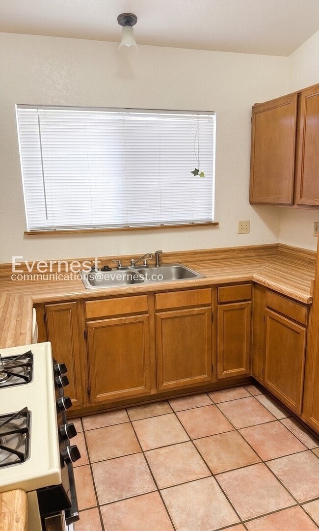 Building Photo - 2 Bed/2 Bath Home with Fenced Yard & Garage / Pet-Friendly / Vouchers Accepted / Available Soon!