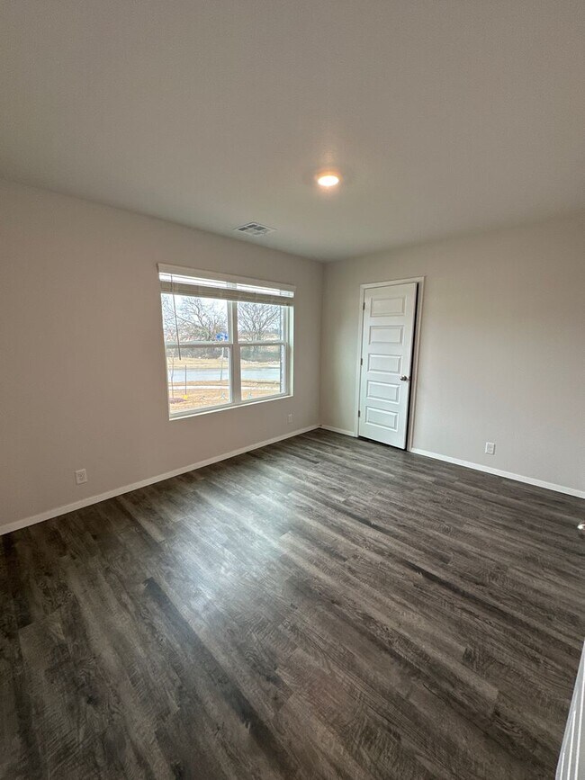 Building Photo - Now Pre-Leasing — Spacious 3 Bed, 2 Bath Home in Park Place!