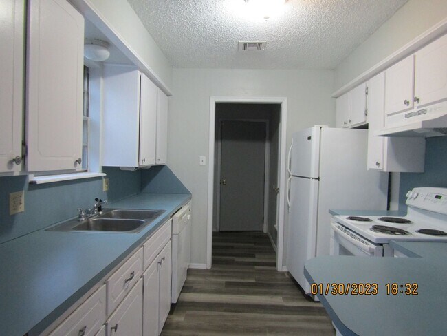 Building Photo - West side home located close to shopping, restaurants