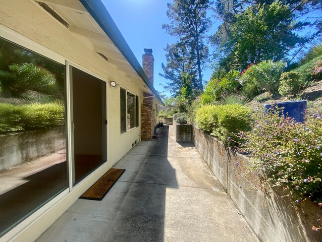 Building Photo - Nice Single Level Home in Moraga Available...