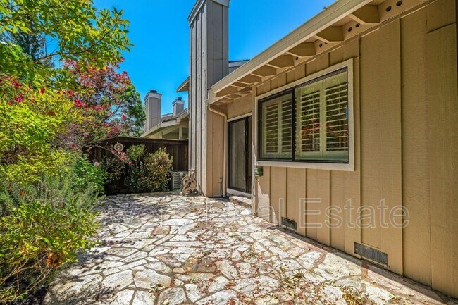Building Photo - 2232 Oneida Cir