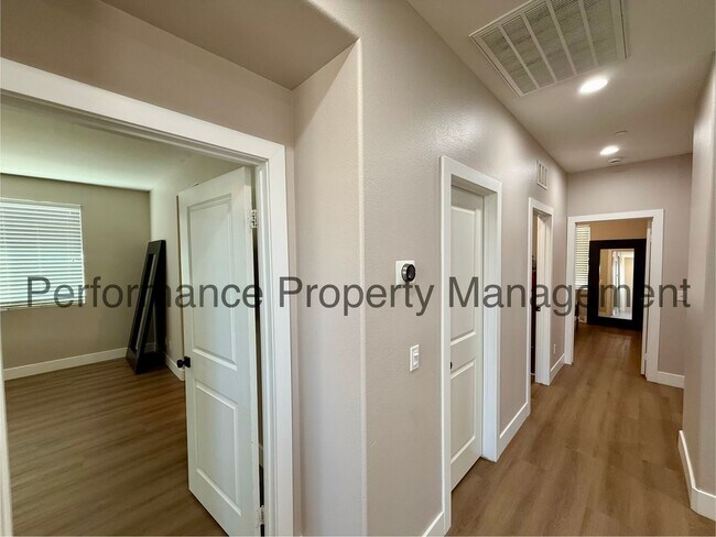 Building Photo - 10009 Sentinel Peak Pl
