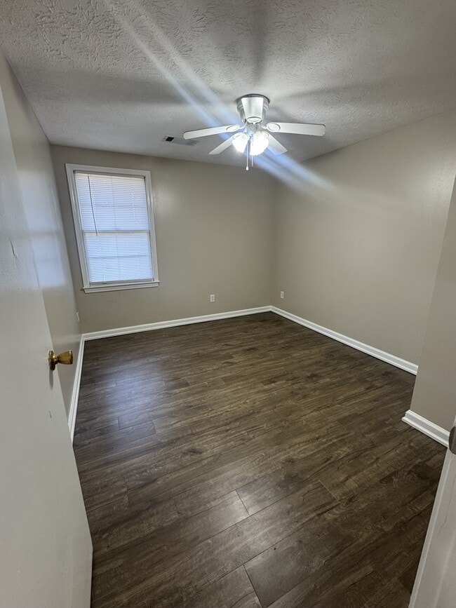 Building Photo - 123 Lake Dr