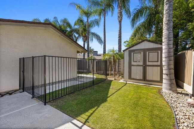 Building Photo - 605 N El Rio Dr