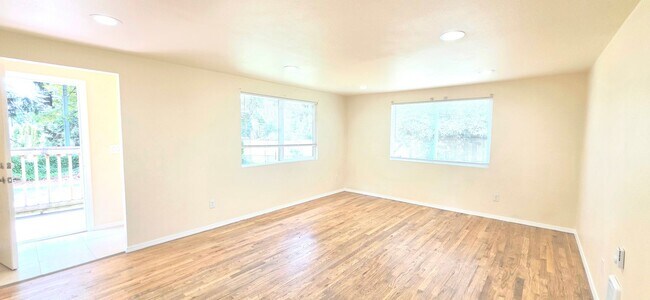 Building Photo - Lynnwood Bungalow 2BD/1BA $2295.00