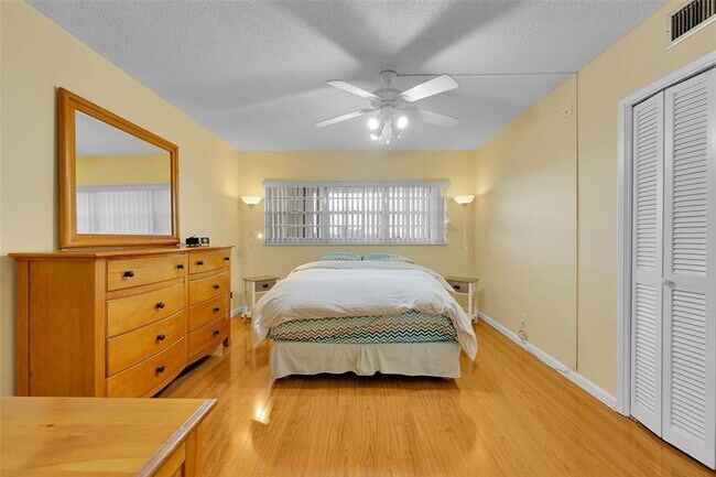 Building Photo - 3150 N Palm Aire Dr