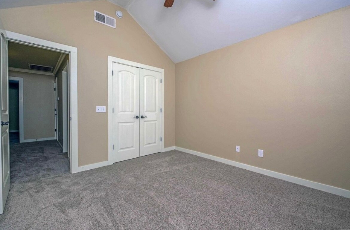 Building Photo - 102 Venezia Ln