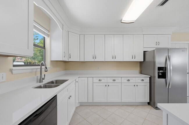 Building Photo - 349 Primrose Cir