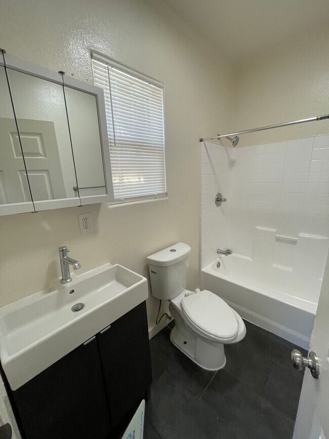 Building Photo - 659-661 31st St